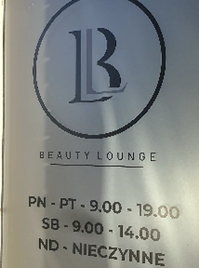 Drzwi salonu z monogramem Beauty Lounge i godzinami: pn–pt 9.00–19.00, sb 9.00–14.00