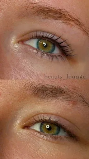 Rzęsy przed i po zabiegu, zbliżenie oka z podpisem beauty_lounge